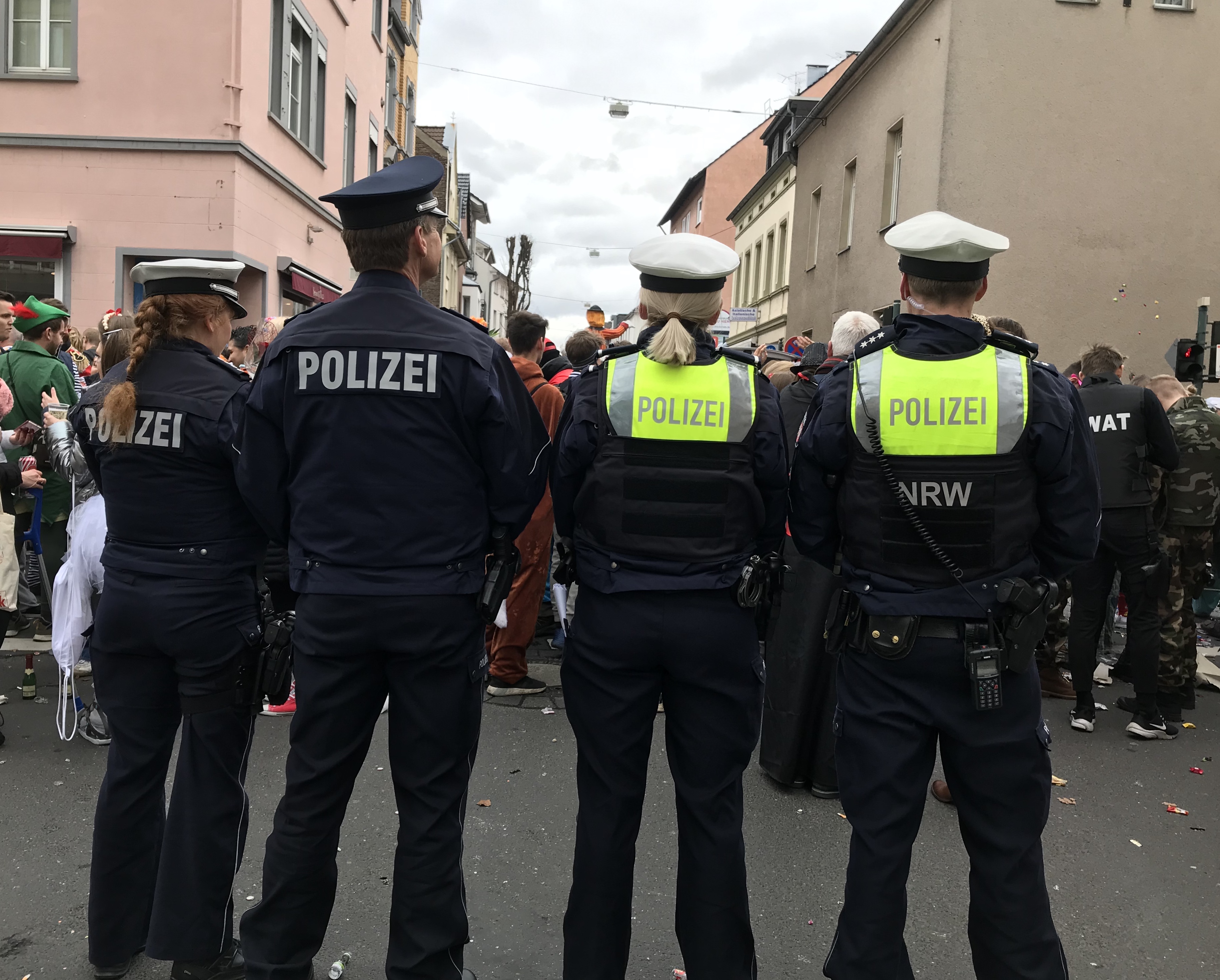 Weiberfastnacht Zwischenbilanz Stand 21 00 Uhr Bonn