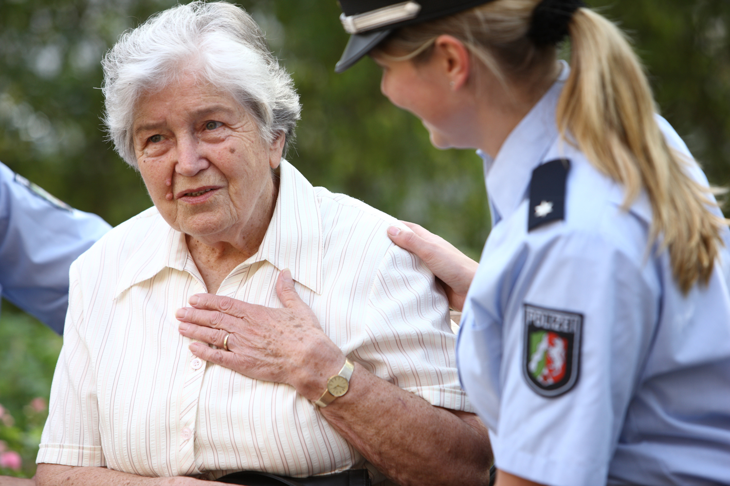 Polizistin betreut Seniorin