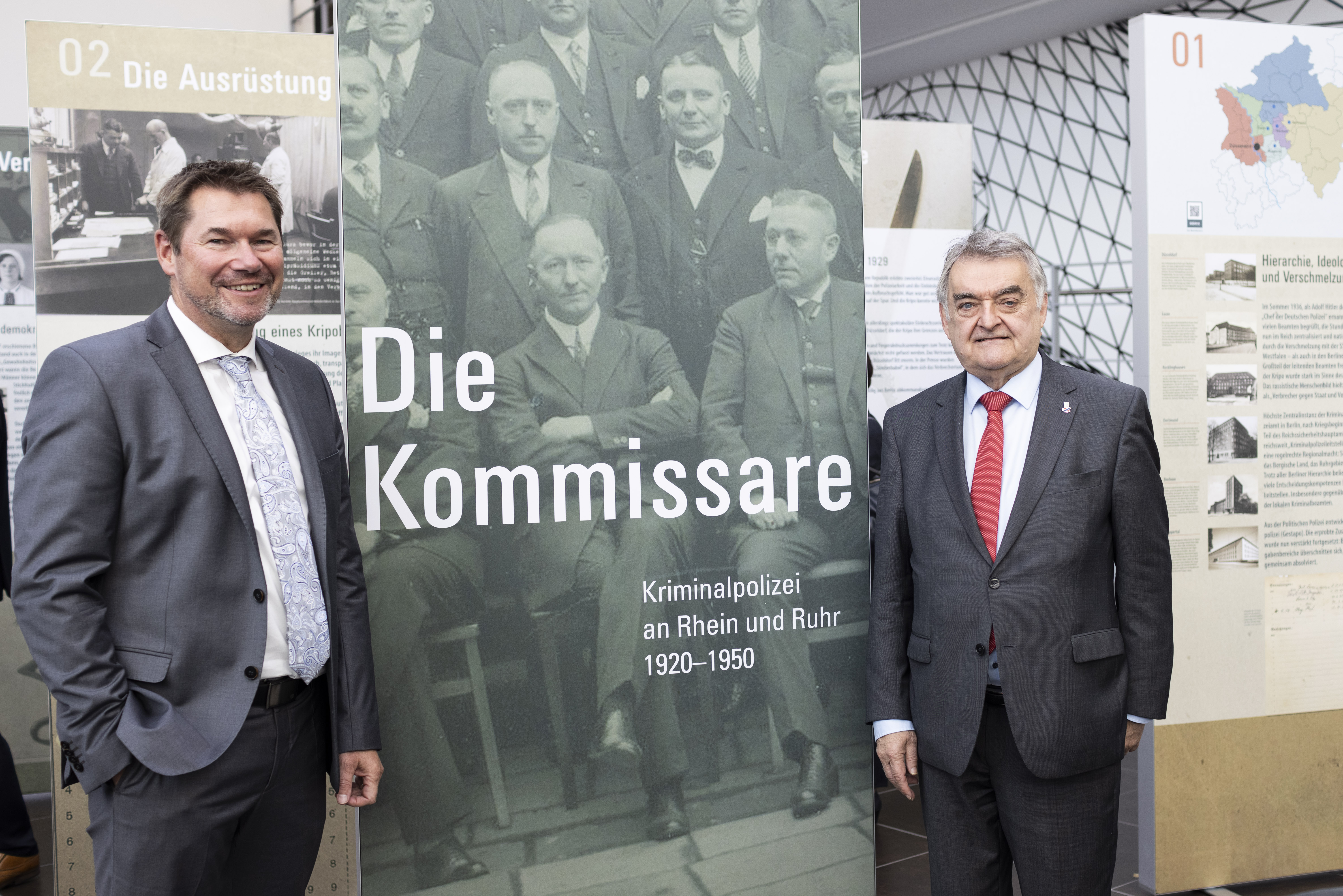Herbert Reul und Ingo Wünsch vor Wanderausstellung "Die Kommissare"
