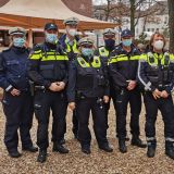Krefelder und niederländische Polizeibeamte auf dem Weihnachtsmarkt