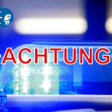 Aktivierte Polizei-Sirene mit dem Schriftzug "Achtung"