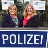 Die beiden Opferschützerinnen des PP Bonn vor einem Polizeischild