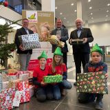 Bild der Geschenkübergabe an Robin Good