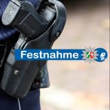 Bild eines Polizeibeamten von der Seite. Man sieht nur die Handschellen und die Dienstwaffe. Daneben der Schriftzug Festnahme.