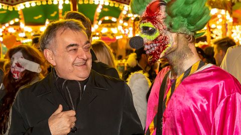 Innenminister Reul im Gespräch mit Teilnehmern des Zombie-Walks in Essen