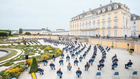 Fantastische Kulisse, außergewöhnliche Sitzordnung: die Vereidigungsfeier auf Schloss Augustusburg