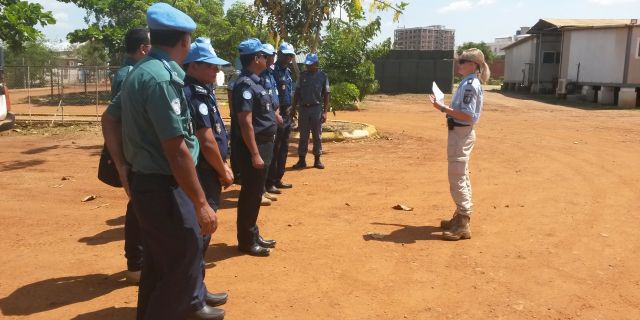 UN-Mission UNMISS im Südsudan: die nordrhein-westfälische Polizistin Anne Dicks im Gespräch mit lokalen Polizeikräften