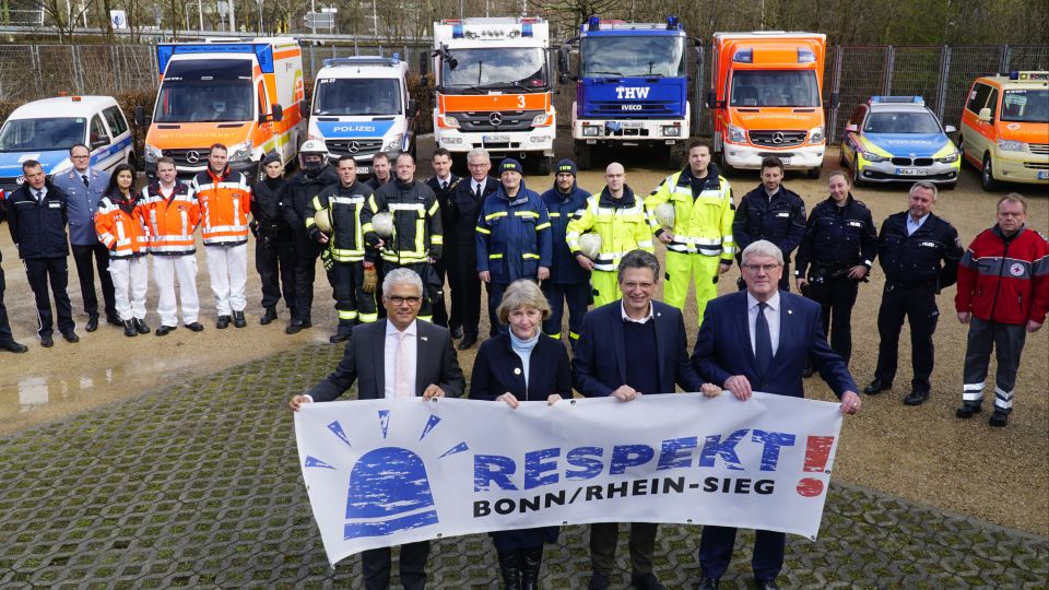 Retter, Helfer und Beschützer fordern Respekt für Ihren Dienst zum Wohl aller Menschen