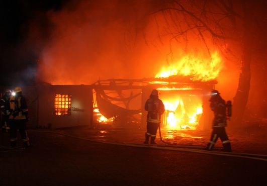 Der Gebäudetrakt mit den zwei Garagen brannte lichterloh. Foto: Polizei Minden-Lübbecke 