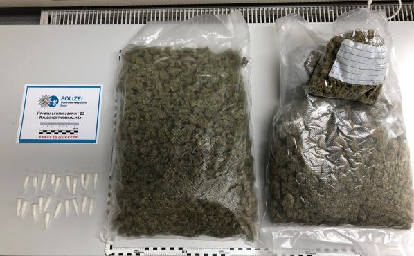 Pakete mit beschlagnahmten Drogen