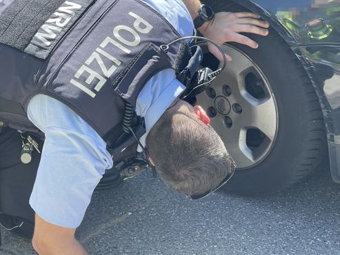Kontrollen in Bornheim - Polizist prüft Profiltiefe eines Reifens