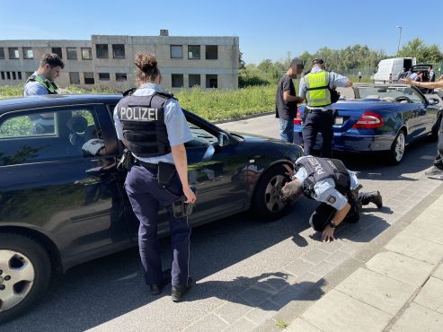 Kontrollen in Bornheim - Überprüfung eines Fahrzeugs durch die Polizei