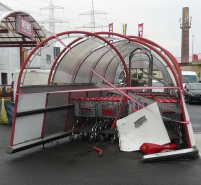 Bild des zerstörten Unterstandes der Einkaufswagen