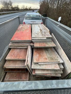 Ohne gültige Fahrerlaubnis: Holzplatte vom Anhänger verloren