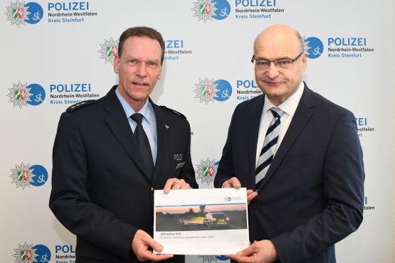 Direktionsleiter Gefahrenabwehr/Einsatz der Kreispolizei Steinfurt, André Weiß mit dem Behördenleiter, Landrat Dr. Martin Sommer. Sie halten den Jahresbericht in der Hand.
