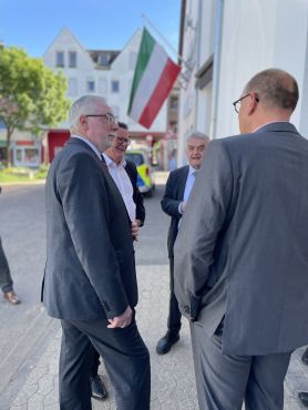 Teilnehmer der Eröffnungsfeier vor der Polizeiwache Rheinbach