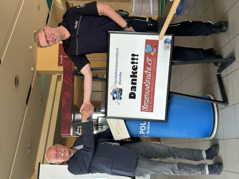 Andre Schnieders übergibt Spenden an Gerd Häcke vom Verein Herzenswünsche e.V.