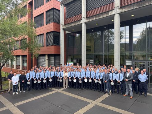 Gruppenbild der neuen Kolleginnen und Kollegen der Bonner Polizei vor dem Präsidium