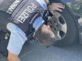Kontrollen in Bornheim - Polizist prüft Profiltiefe eines Reifens